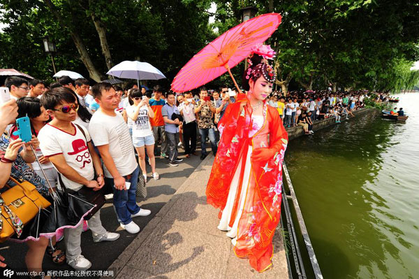 Summer style - cross-dressing at West Lake