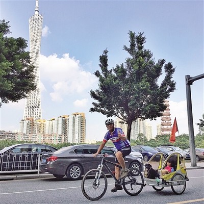 Businessman cycles around China with 4-yr-old daughter and dog