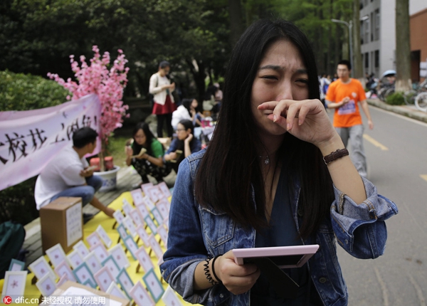 Graduate earns thousands of yuan in hours by selling 'campus beauty'