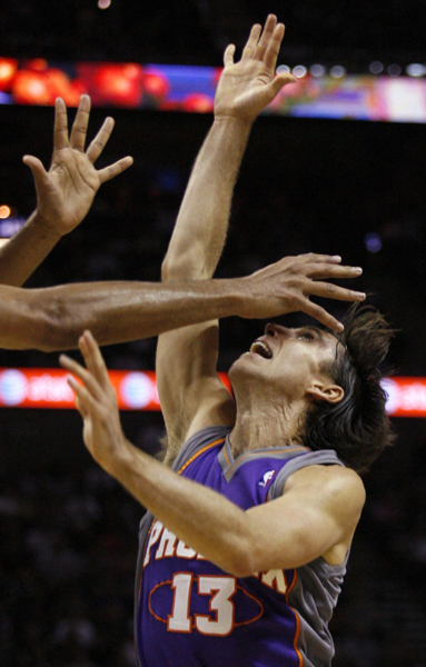 NBA：“独眼”纳什带太阳率先晋级 马刺被0:4横扫