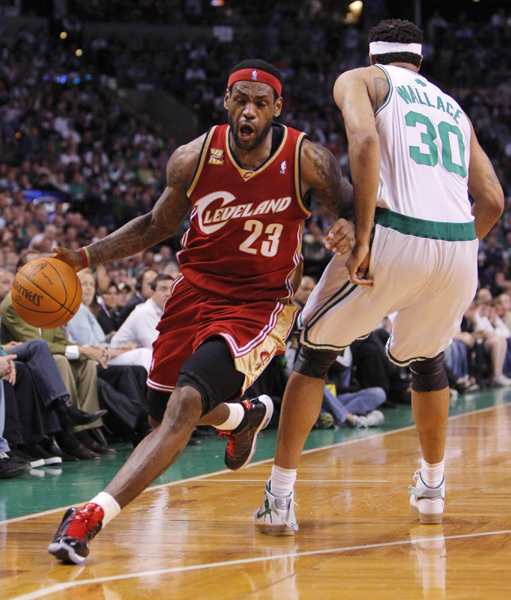 NBA：詹姆斯三双骑士黯然出局 绿衫军4:2晋级战魔术
