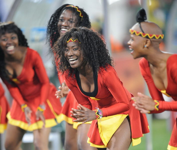 揭秘南非世界杯最靓风景线：土著美女组性感啦啦队