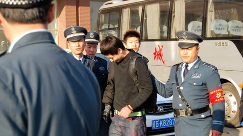 辽宁球迷被国安球迷打破头 斑斑血迹满面鲜血