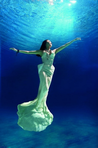 中国花游美女拍摄水下时装片