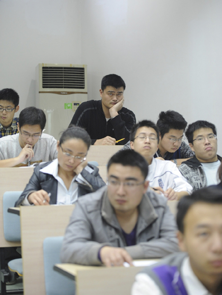 姚明上大学首日引学生热拍 破例准备专椅每日走读