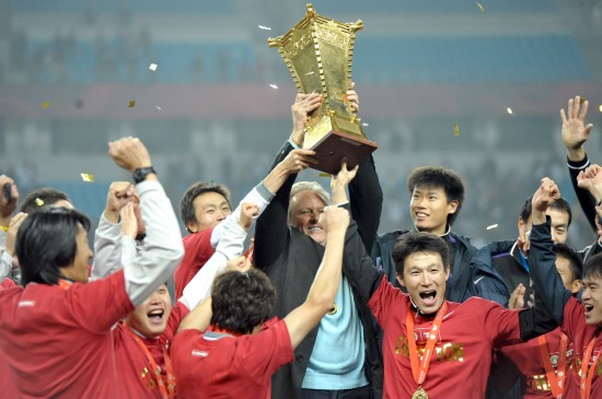 足协杯：天津泰达2:1战胜山东鲁能首次捧杯