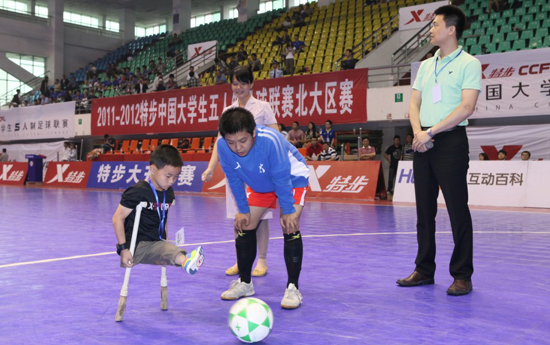 梦想的大门没有守门员 特步大五联赛为独腿孩子圆梦