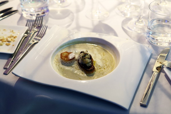 An intimate dinner with the stars