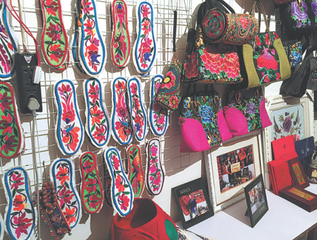 Ethnic Yi embroidery caters to modern tastes