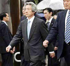 Japanese Prime Minister Junichiro Koizumi arrives at the Yasukuni Shrine in Tokyo Monday, Oct. 17, 2005. [AP]