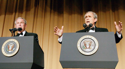 U.S. President George W. Bush (L) and Bush impersonator Steve Bridges deliver a parodic speech during the White House Correspondents' Association Dinner in Washington April 29, 2006. 