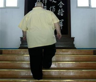 An overweight man climbs a flight of stairs in a 2003 file photo. Maintaining a healthy weight, not smoking and getting regular exercise may all reduce the risk of developing erectile dysfunction (ED), according to a study that followed more than 22,000 U.S. men for 14 years. (Andrew Wong/Reuters)