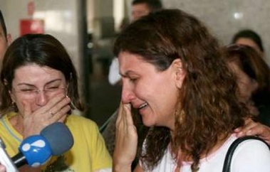 Relatives of passengers of Gol airlines flight 1907 from Manaus to Brasilia cry while speaking to journalists outside the hotel where they are awaiting news from the company and aviation authorities on the condition of the plane and its occupants, at the airport in Brasilia September 30, 2006. Rescue planes found the wreckage of the brand new Boeing 737-800 passenger jet on Saturday, a day after it disappeared with 155 people on board over the Amazon jungle, although authorities still couldn't say if there were any survivors. A mid-air collision with an Embraer Legacy 600 executive jet is believed to be the cause, local officials said. REUTERS