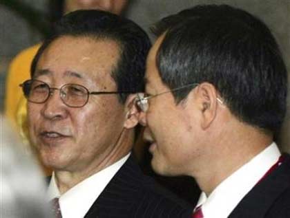 North Korean negotiator Kim Kye-gwan (L) chats with South Korea's chief negotiator Chun Yung-woo before a banquet in Beijing's Diaoyutai State Guesthouse, December 19, 2006. (Greg Baker/Pool/Reuters) 