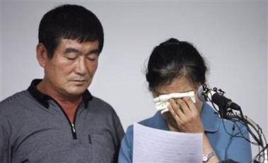 Seo Jeong-bae (L) and Lee Hyeon-ja, the parents of Korean hostages Seo Kyeong-suk and Seo Myeong-hwa, react as they read a letter for their children kidnapped by the Taliban during a news conference in Seongnam, south of Seoul August 5, 2007. (Korea Pool/Reuters) 