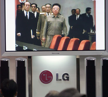 South Koreans watch TV news report 