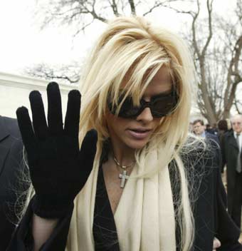 US model Anna Nicole Smith dies at 39