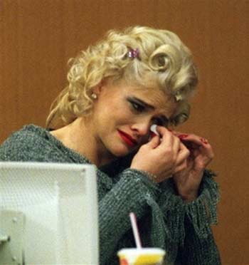 US model Anna Nicole Smith dies at 39
