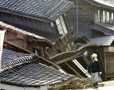 1 dead, 162 injured in Japan quake