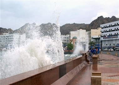 Cyclone Gonu's winds blast Oman coast