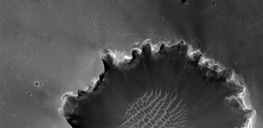 Mars rover to make risky crater descent