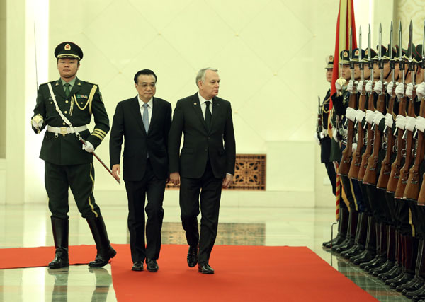 Premier Li holds talks with French counterpart