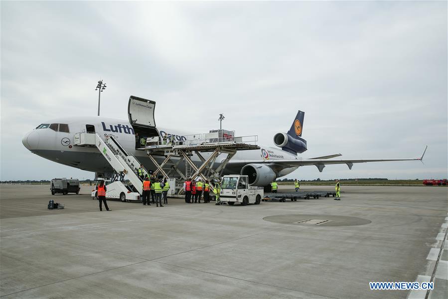 Two pandas arrive in Berlin from China