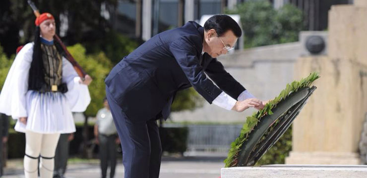 Premier Li lays wreath on tomb of unknown soldiers in Athens