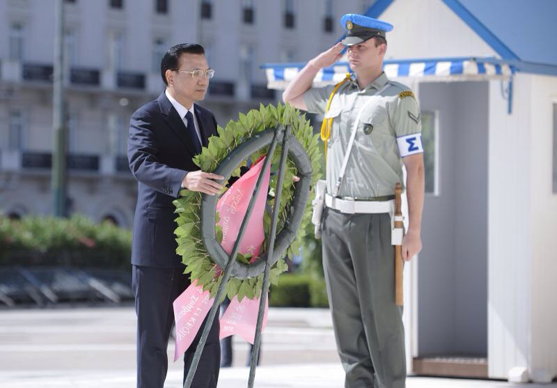 Premier Li lays wreath on tomb of unknown soldiers in Athens