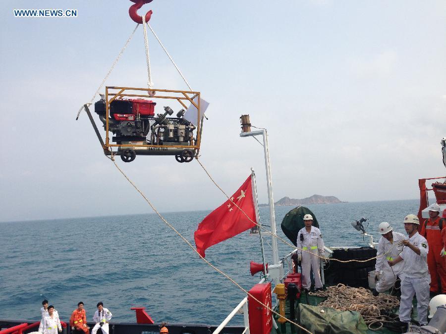 Chinese rescuers on way to salvage mission