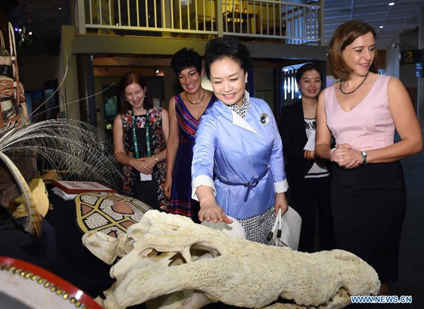 Peng Liyuan visits Queensland Museum in Brisbane, Australia