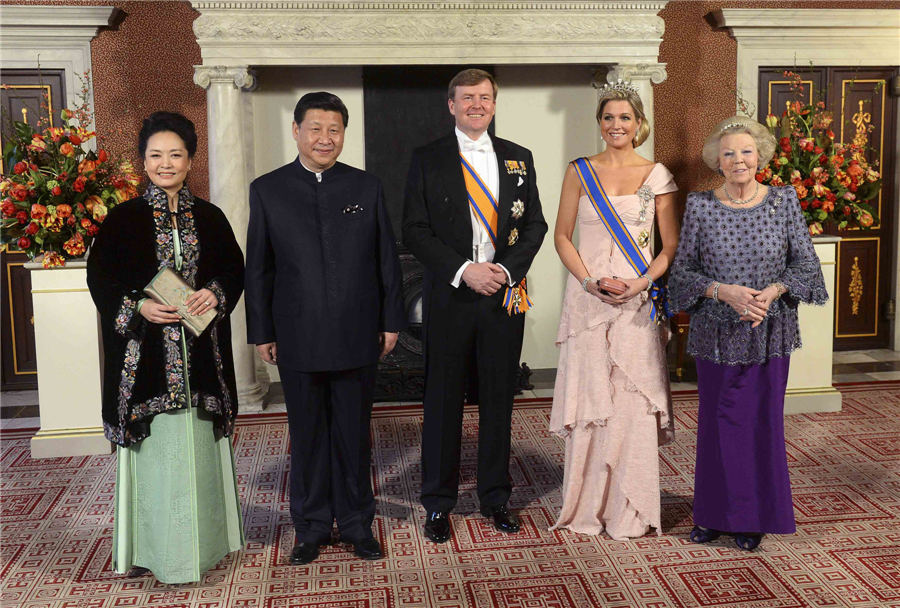 Xi, Peng dazzle in classic Chinese garments