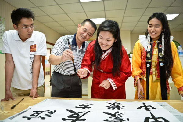Mongolian students experience Chinese culture in Hefei