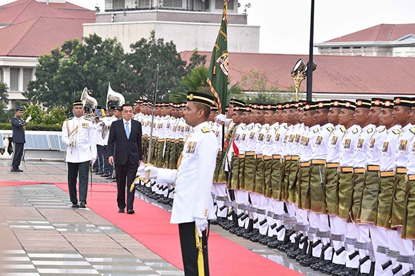 Malaysian PM holds grand ceremony to welcome Premier Li