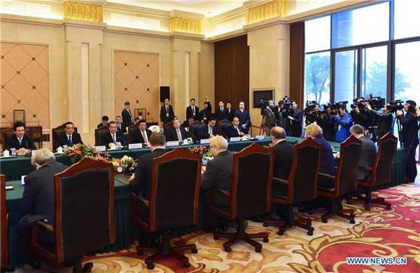 Premier Li meets Lithuanian prime minister