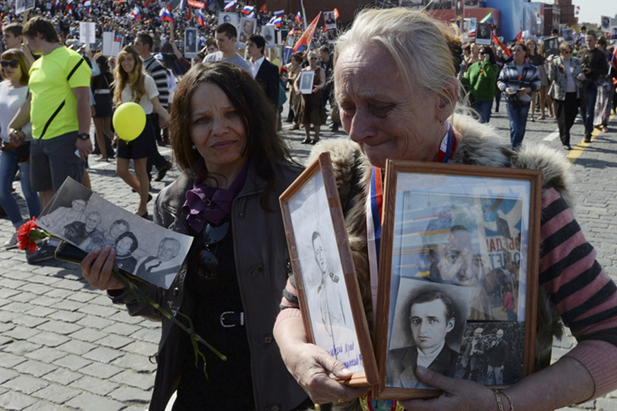 Hundreds of thousands march through Moscow in memory of 'Immortal Regiment'