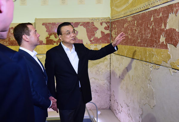 Premier Li visits the State Hermitage Museum