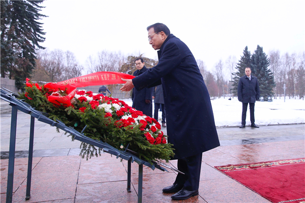Premier Li pays tribute to martyrs at cemetery in St. Petersburg