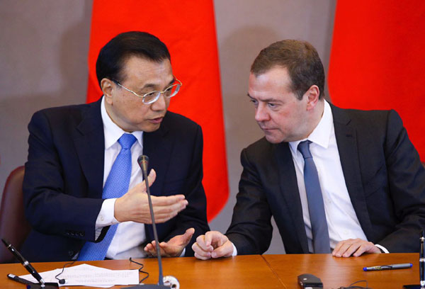 Premier Li, Medvedev attend signing ceremony