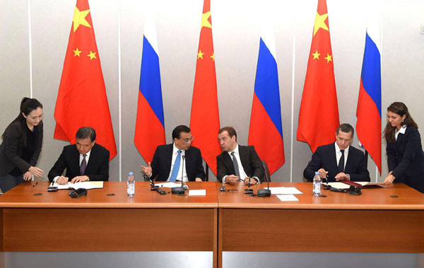 Premier Li, Medvedev attend signing ceremony