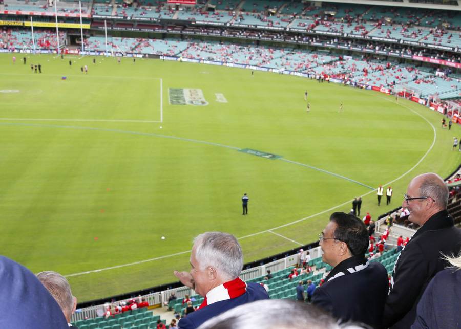 Premier Li and Australia's Turnbull watch football game