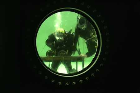 Britain&apos;s Prince Harry (L) carries out some underwater engineering during his visit to the Royal Navy&apos;s fleet diving squadron at Horsea Island in Portsmouth, southern England, Oct. 31, 2007. It was Prince Harry&apos;s first official visit since becoming Commodore-in-Chief of small ships and diving.