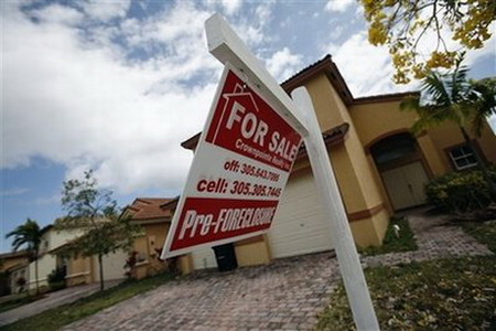 US mortgage applications climb, rates at fresh low