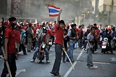 Thailand seeks Thaksin's arrest over protests