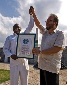 Cuban rolls record-breaking 43-meter cigar