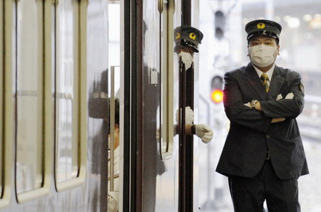 Japan reports 135 flu cases, shuts schools