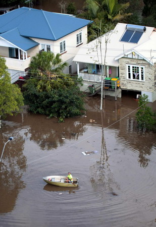 Australian flood waters create 'inland sea'