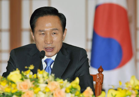 Roh's suicide puts South Korean president in corner