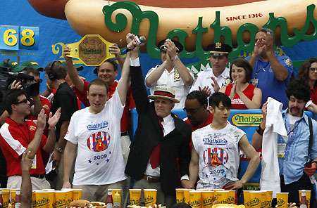 US man sets new record for hot dog eating contest