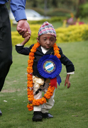 Shortest man in the world dances